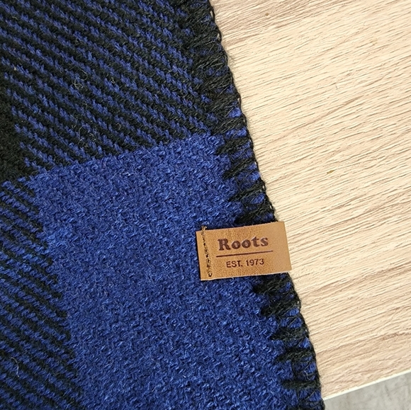 Roots × Toronto Maple Leafs Scarf - Picture 3 of 4